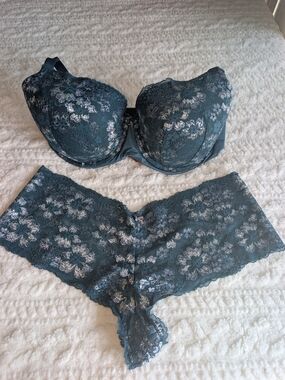 Victoria's Secrets Teal Lace Underwire Bra & Lace Boyshort Set - Women Intimates
